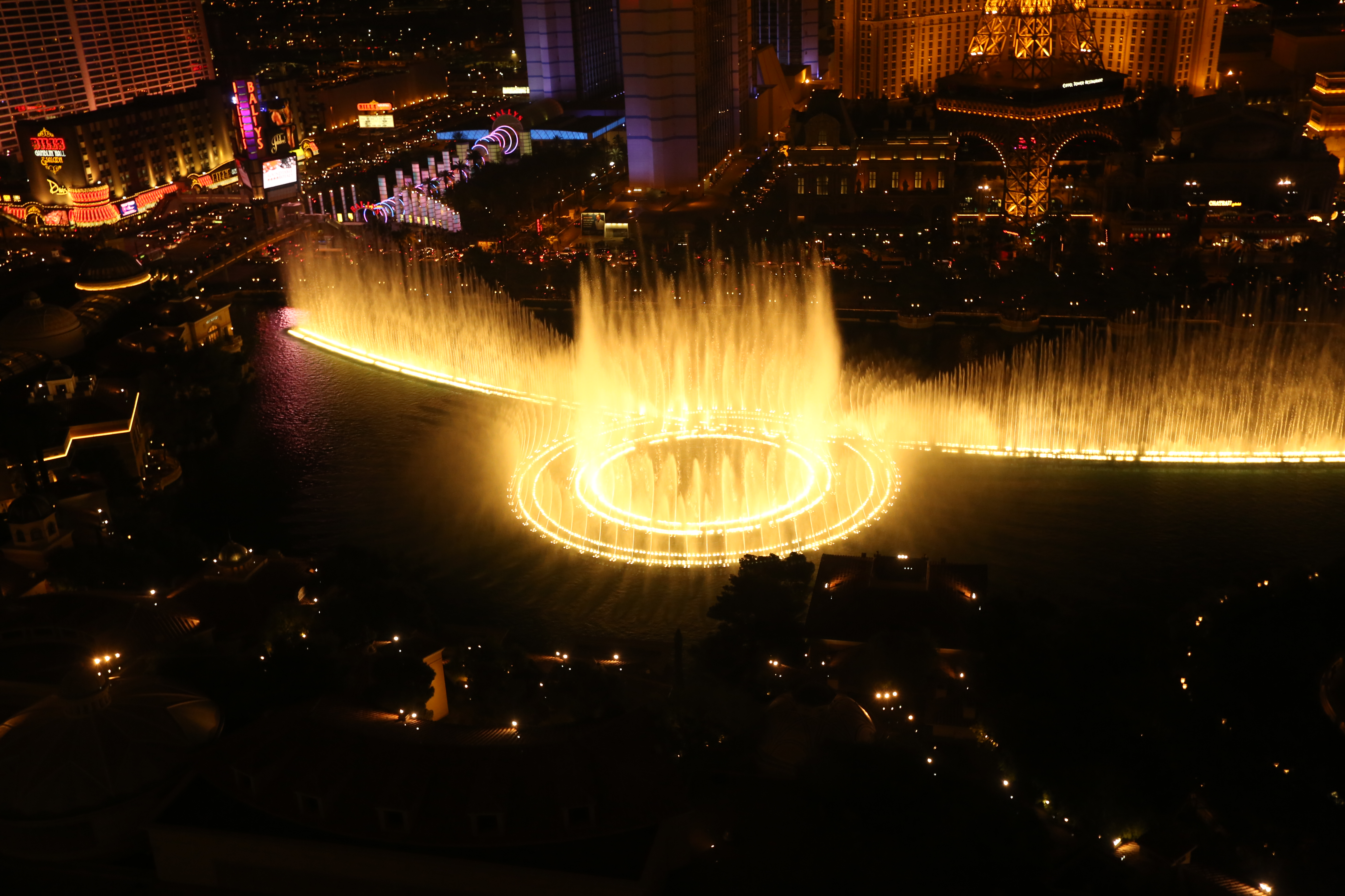 Fountain at Belagio at night